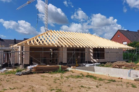 neubau-bungalow-mit-walmdach-fertiger-dachstuhl-dach-und-energie-erkelenz