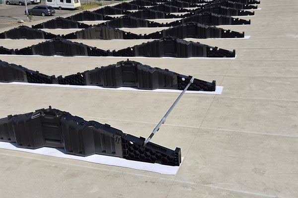 PV Anlage aufs Dach mit System | gemäß Flachdachrichtlinie 2026 | Querverbindung Halterung für Module auf System Huber PV Container