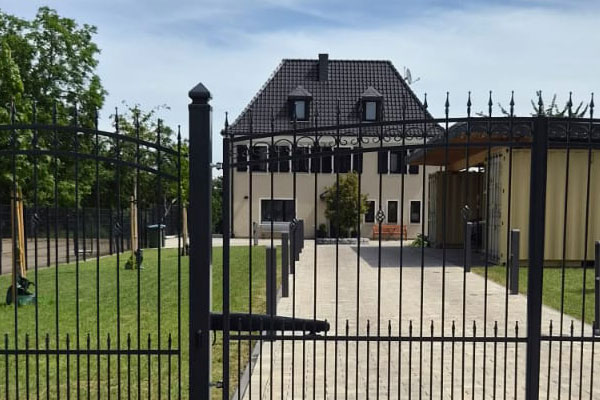 dachsanierung-schwarzes-dach-anwesen
