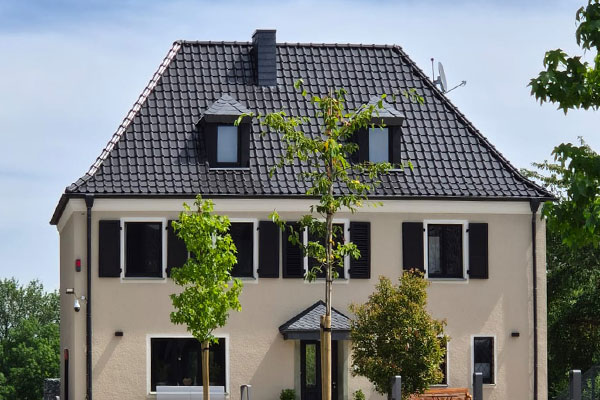 dachsanierung-schwarzes-dach-schwarze-dachrinne-linnich-nachher Schwarze Dachrinnen, Fallrohre & Zubehör von verschiedenen Markenhersteller von Dachentwässerungssysteme in Erkelenz, Nähe Mönchengladbach, Köln, Aachen in NRW
