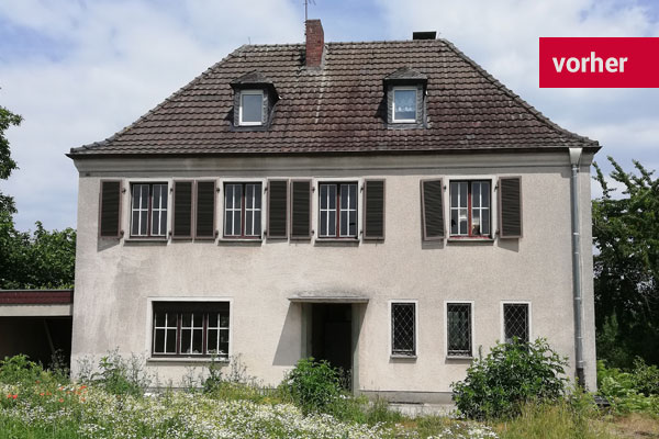 dachsanierung-schwarzes-dach-schwarze-dachrinne-linnich-vorher Dach & Energie Gebäude in Erkelenz