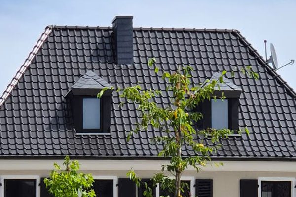 dachsanierung-schwarzes-dach-schwarze-dachrinne-schwarze-gauben Dachsanierung Referenz im Kreis Düren - NRW | Dachgestaltung und im Trend schwarze Dachelemente wie Dach, Dachgaube, Dachfenster, Schornstein, Fensterläden, Eingangs-Vordach, Dachrinnen, Dach-Fallrohre & weiteres Dach-Zubehör.