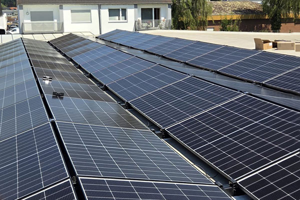 Über einer PV-Anlage auf einem Flachdach